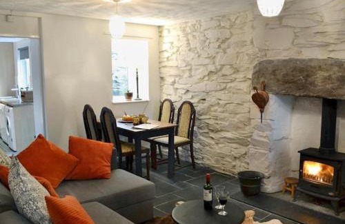 Rhiwbryfdir Casa | Cosy terrace cottage built into the mountain side.