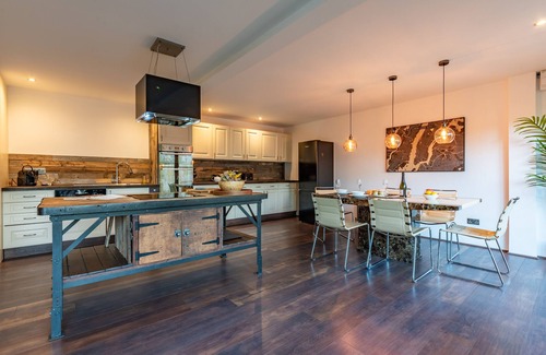 Enstone Casa | Cotswold Holiday let With hot tub - The Old Garage