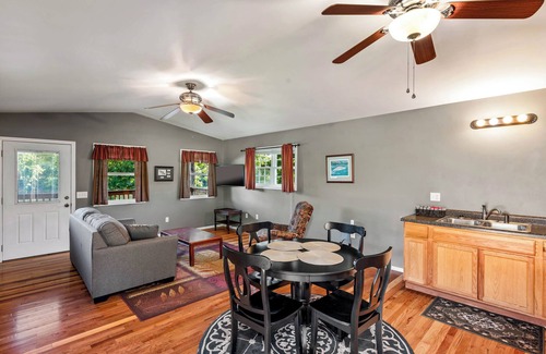 Mountain Home Cabina | Cottage 4 at Rim Shoals