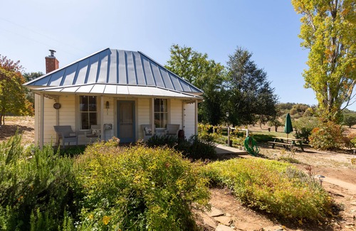 Julian Cabaña | Cottage at Rancho La Siesta - Disfrute de una estadía en un rancho de trabajo privado de 40 acres