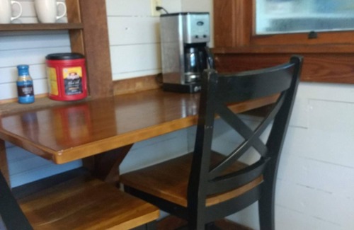 Huntingdon Cabaña | Cottage, beach, The Dixie, rope swing, kid friendly