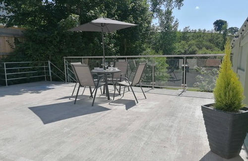 Abercych Cabaña | Cottage by the river with fishing.