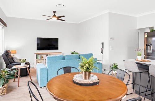 Long Jetty Casa | Cottage by the Lake, 1 bedroom full size house, full kitchen, 2 living areas.