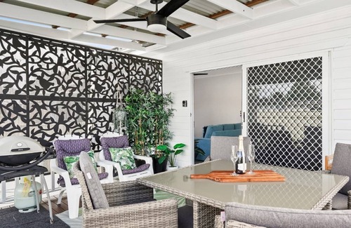 Long Jetty Casa | Cottage by the Lake, 1 bedroom full size house, full kitchen, 2 living areas.