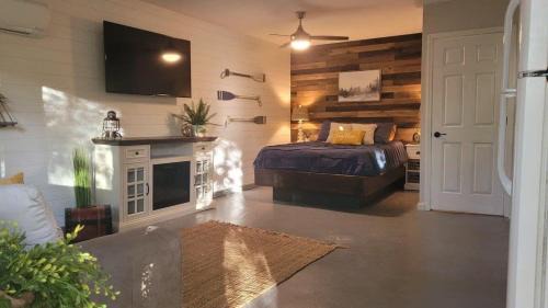Lynn Casa | Cottage by the lakeshore with a private hot tub