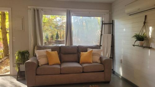 Lynn Casa | Cottage by the lakeshore with a private hot tub