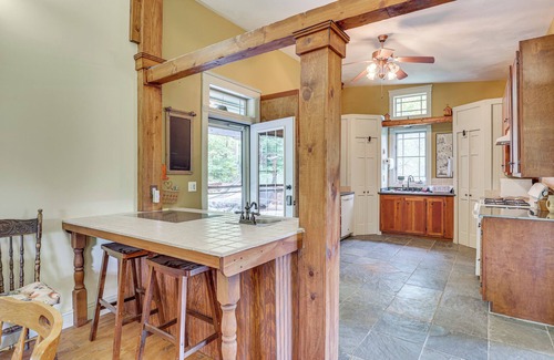 Paris Cabaña | Cottage By the Pond: Serene Northeast Ohio Retreat