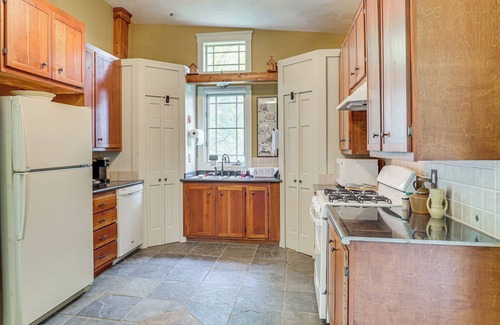 Paris Cabaña | Cottage By the Pond: Serene Northeast Ohio Retreat