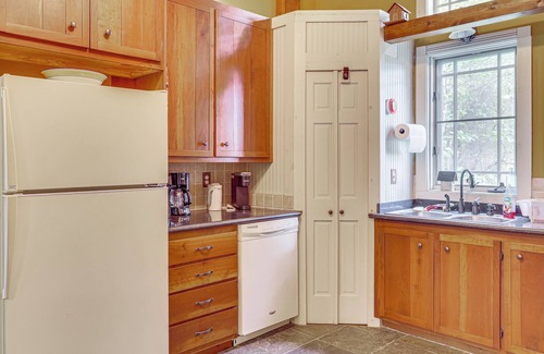 Paris Cabaña | Cottage By the Pond: Serene Northeast Ohio Retreat