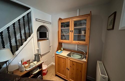 Bridport Casa | Cottage en-suite room with private lounge