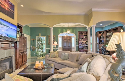 St. James Cabaña | Cottage Garden Home w/ Screened Patio & Yard!
