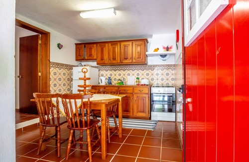 Biscoitos Cabaña | Cottage House with A/C – Big Garden - FREE Wood