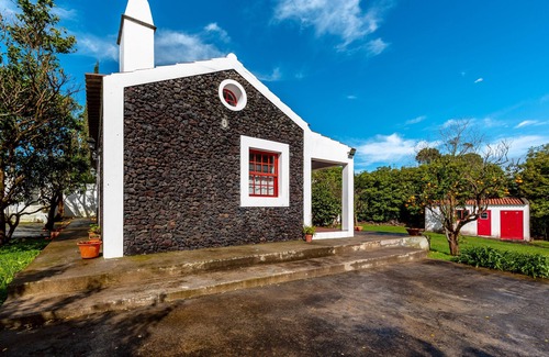 Biscoitos Cabaña | Cottage House with A/C – Big Garden - FREE Wood