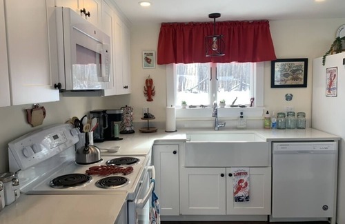 Edgecomb Casa | Cottage in Edgecomb - Waterfront Holiday Getaway