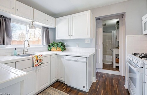 Portage Lakes Casa | Cottage in Portage Lakes! Close to everything!