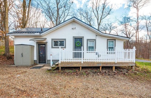 Portage Lakes Casa | Cottage in Portage Lakes! Close to everything!