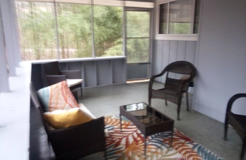 Jones Mills Cabaña | Cottage in the woods. In a safe gated community near Lake Catherine.