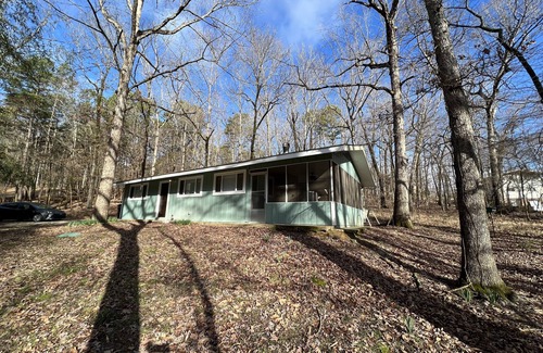 Jones Mills Cabaña | Cottage in the woods. In a safe gated community near Lake Catherine.