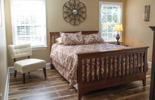 Mint Hill Apartamento | Cottage in the Woods, Near 485, All New