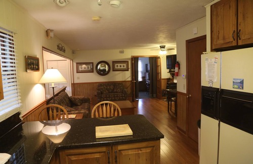 Mills River Cabaña | Cottage, Private Fishing Pond almacén, gran vista, Mills Zona Río