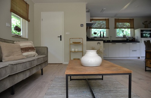 Zorgvlied Casa | Cottage Majaerf A lovely place with a woodland garden, terrace and canopy.