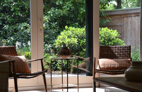 Zorgvlied Casa | Cottage Majaerf A lovely place with a woodland garden, terrace and canopy.