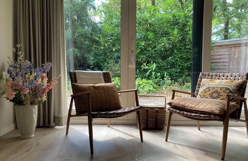 Zorgvlied Casa | Cottage Majaerf A lovely place with a woodland garden, terrace and canopy.