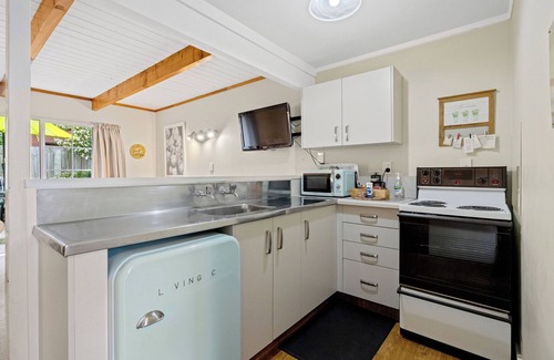 Two Mile Bay Hotel | Cottage Mews Motel