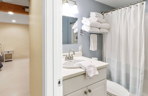 Fontana-on-Geneva Lake Cabaña | Cottage near Fontana Beach! Fire Pit/Deck/Gas Grill/Fireplace