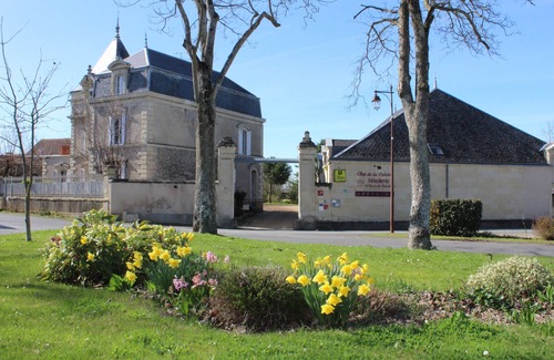 Le Puy-Notre-Dame Cabaña | Casa Castillo Paleine