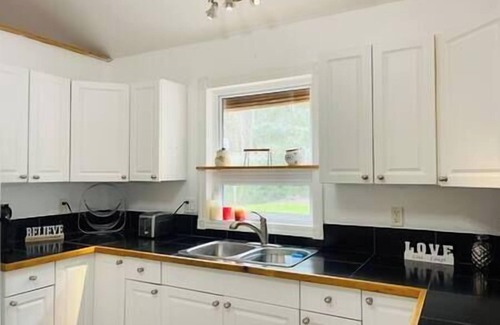 Kawartha Lakes Casa | Cottage on Riverfront/Forest/Hot tub/Privacy