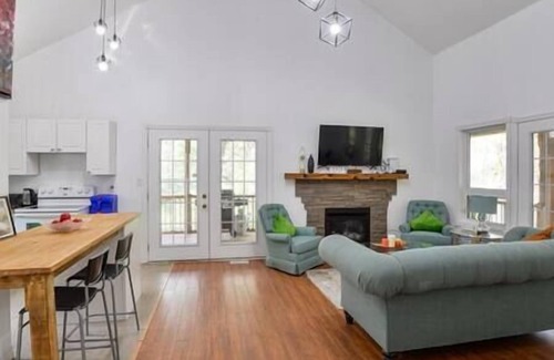 Kawartha Lakes Casa | Cottage on Riverfront/Forest/Hot tub/Privacy