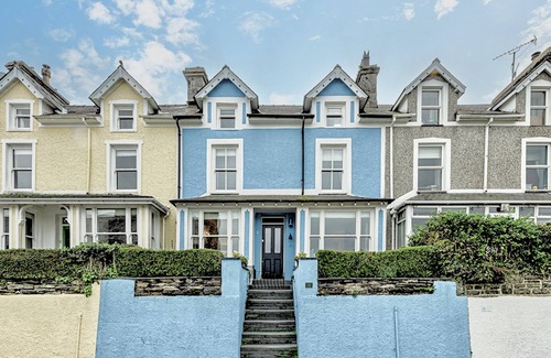 Borth-y-Gest Cabaña | Cottage on the harbour front with sea and mountain views in glorious Snowdonia