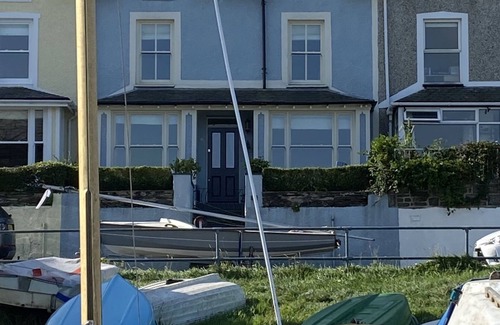 Borth-y-Gest Cabaña | Cottage on the harbour front with sea and mountain views in glorious Snowdonia