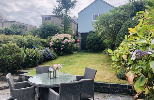 Borth-y-Gest Cabaña | Cottage on the harbour front with sea and mountain views in glorious Snowdonia