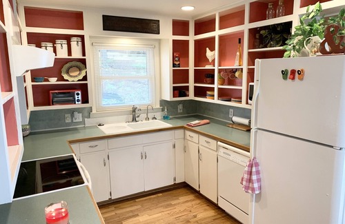 Piney Cabaña | Cottage -Private Hot Tub, Fire Pit, Covered Deck, 20 steps from Lake Hamilton