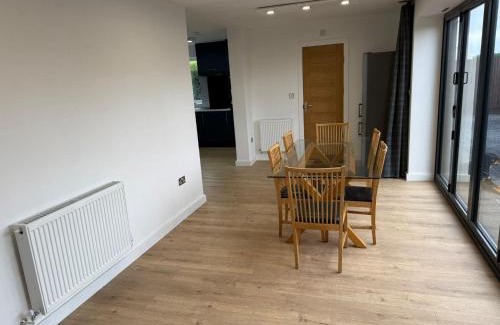 Carshalton South and Clockhouse Casa | Cottage Sleeps 10 with Pets Allowed