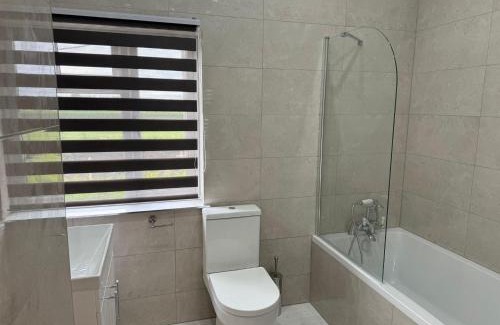 Carshalton South and Clockhouse Casa | Cottage Sleeps 10 with Pets Allowed