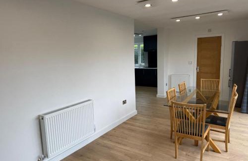 Carshalton South and Clockhouse Casa | Cottage Sleeps 10 with Pets Allowed