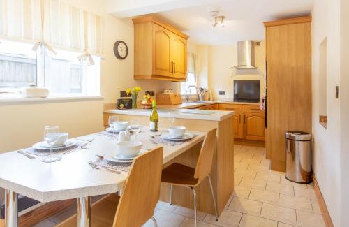 Brondini Casa | Cottage - Sleeps 4 - Garden - Parking