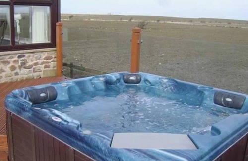 Lancaster Cabaña | Cottage - Sleeps 4 - Hot Tub - Garden - Parking