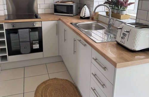 Middlewich Cabaña | Cottage - Sleeps 4 - Pets Ok - Patio - Parking