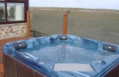 Knott End-on-Sea Casa | Cottage - Sleeps 5 - Hot Tub - Garden - Parking