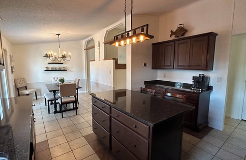 Lynn Garden Cabaña | Cottage with Lake Views Hot Tub and Dock