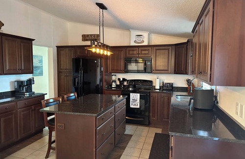 Lynn Garden Cabaña | Cottage with Lake Views Hot Tub and Dock