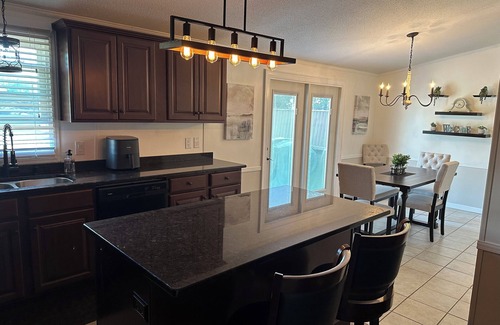 Lynn Garden Cabaña | Cottage with Lake Views Hot Tub and Dock