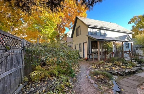 Burlington Cabaña | Cottage with Private Garden in Heart of Downtown- kid friendly!