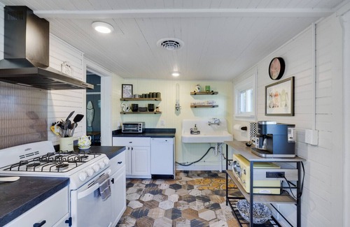 Saylorsburg Casa | Cottage with stunning lake views