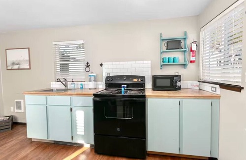 Grayland Cabaña | Cottage with Sun Deck | Private Deck | Hot Tub