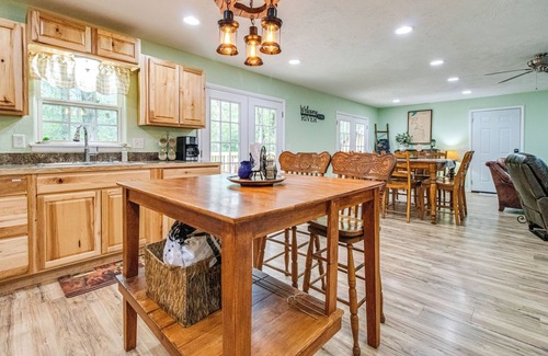 Cotter Casa | Cotter Home w/ Deck ~ 1 Mi to Big Spring Park!